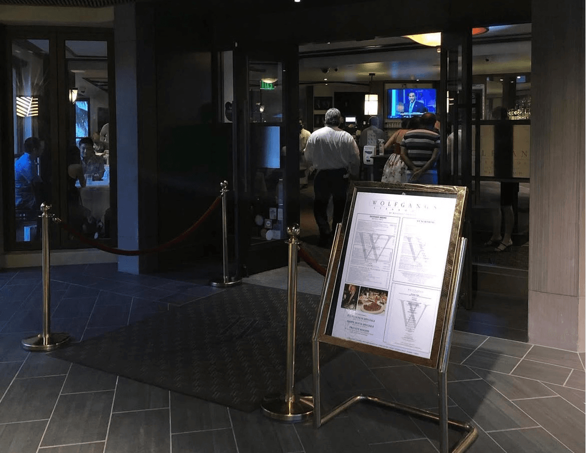 ウルフギャング・ステーキハウス ワイキキの入口